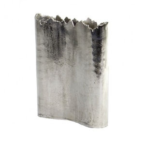 Grand vase à fleurs en métal argenté au design simple et poli, parfait pour la décoration élégante du salon et de la table à manger. - Product Image 1