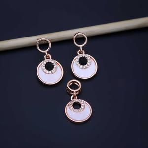 Elegante y Moderno Conjunto de Colgante para Mujer con Esmalte Blanco y Circonitas, Engaste de Canal, Chapado en Oro sobre Acero Inoxidable - Product Image 2