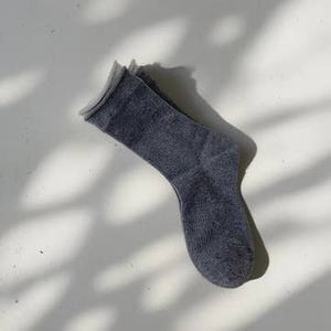Chaussettes d'équipage de tous les jours élégantes minimalistes à logo personnalisé avec manchette contrastée Hommes Femmes Casual Confortable ODM Vietnam Factory - Product Image 3