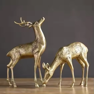 Statues décoratives modernes de renne en aluminium avec finitions métalliques élégantes, parfaites pour les intérieurs contemporains de vacances par decor impex - Product Image 1