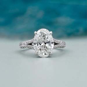 Anillo de Compromiso de Corte Ovalado con Banda de Diamantes Pavé en Oro Blanco - Anillos de Diamantes de Lujo - Product Image 1