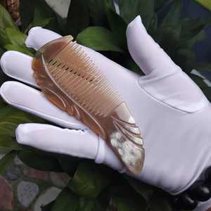 Peigne à cheveux en corne de buffle naturel, transparent, écologique, fait à la main, à dents larges et lisses, avec option de logo personnalisé pour une utilisation douce - Product Image 1