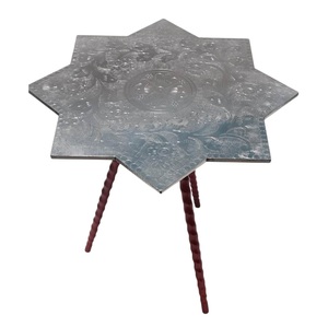 Table ronde avec gaufrage or et fond Table basse ou d'appoint ronde en aluminium fini nickel à trois pieds pour meubles de maison - Product Image 3