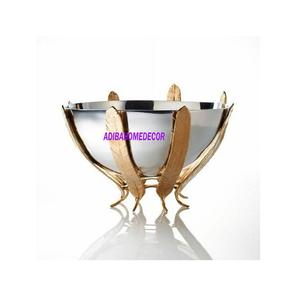 Un bol en laiton plaqué argent avec une texture martelée et un motif d'orchidée, conçu pour servir de décoration. - Product Image 6