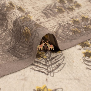 Tissu imprimé floral Dabu éco-responsable, teinture naturelle, 100% coton, tissu artisanal durable pour vêtements de filles - Product Image 4