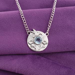 Colgante de medallón con topacio azul cielo de corte redondo y engaste de bisel, con colibrí grabado, regalo de San Valentín para ella hoy. - Product Image 1