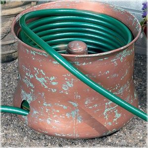 Macetas decorativas de metal para mangueras de jardín, para almacenamiento en exteriores, mantienen las mangueras seguras con un diseño elegante y duradero. - Product Image 4