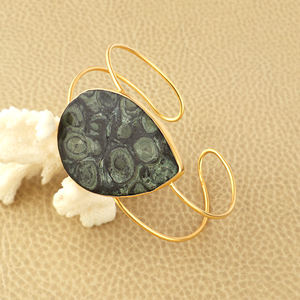 Bracelet manchette ouvert en jaspe kambaba plaqué or 18 carats, double rang, avec pierre précieuse longue en forme de poire, bijoux en pierre naturelle, vente en gros - Product Image 3