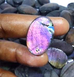 Hot Bán Đẹp Labradorite Cabochon Rất Nhiều Mịn Đánh Bóng Màu Tím Labradorite Đá Quý Kết Hợp Hình Dạng Labradorite Từ Madagascar - Product Image 1