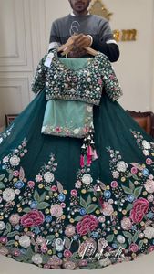 Hermoso Lehenga Choli de Seda para Bodas con Hilos y Lentejuelas, Listo para Fiestas de Invierno - Product Image 3