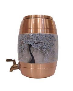 Dispensador de agua de cobre hecho a mano de estilo clásico con un vaso para uso en el hogar, hotel, restaurante y cocina - Product Image 1