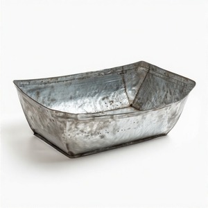 Cesta navideña de aluminio con acabado de zinc oscuro con crestas en capas, hecha para un estilo de árbol elevado en configuraciones de casas de lujo. - Product Image 2