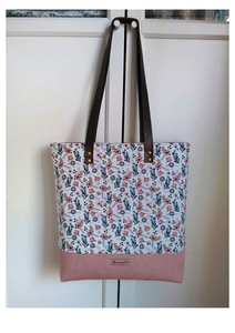 Sac fourre-tout à panneaux floraux pastel avec imprimé botanique et base rose en blanc et multicolore, fabriqué en toile de coton mélangée - Product Image 2