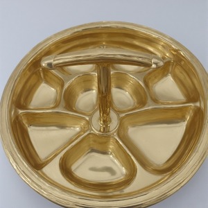 Serveur de fruits secs élégant en aluminium avec trois compartiments en forme de feuille connectés en finition or antique conçu pour les repas - Product Image 3