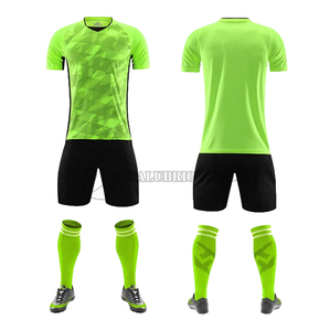 Conjunto Deportivo de Fútbol Personalizado de Alta Calidad de Secado Rápido para Adultos Unisex, Camiseta y Pantalones Cortos con Logotipo Impreso por Transferencia de Calor, 100% Poliéster - Product Image 5