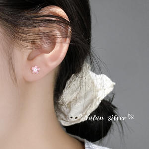 Pendientes de Plata de Ley 925 con Flores Rosas y Azules, Joyería Minimalista para Uso Diario - Product Image 4