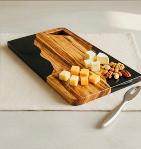 Planche à découper en bois avec résine époxy River Design pièce durable et décorative idéale pour la cuisine ou le cadeau de pendaison de crémaillère - Product Image 5