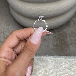 Anillo de Compromiso con Diamante Cultivado en Laboratorio de Corte Ovalado de 2.50 Quilates, Certificado IGI, Pavé Lateral y Halo Oculto, Oro Blanco de 18k, F VVS1 VVS2 - Product Image 2