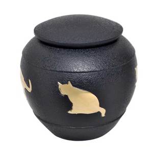 Urne funéraire en laiton fabriquée à la main Urne en métal pour adultes avec croix gravée d'Inde - Product Image 3