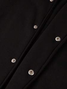 Veste de baseball universitaire matelassée d'hiver à capuche, mélange de coton 100%, bicolore, unisexe, corps noir, manches grises, streetwear, devant - Product Image 4