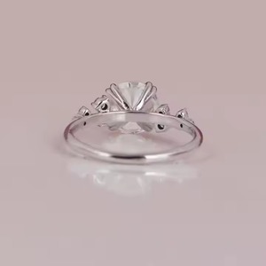 Bague de fiançailles en plaqué or massif 14KT de style classique de luxe avec diamant cultivé en laboratoire - Product Image 3