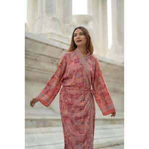 Kimono bohème chic et soyeux pour femme, longue robe de chambre légère et tissée, vêtement de détente respirant et fluide, idéal pour la plage et les soirées. - Product Image 5