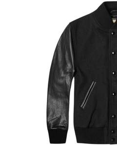 Chaqueta Universitaria para Hombre, Cuerpo Negro, Mangas de Cuero Negro, Cuello Acanalado, Botones a Presión, Estilo Bomber Clásico - Product Image 2