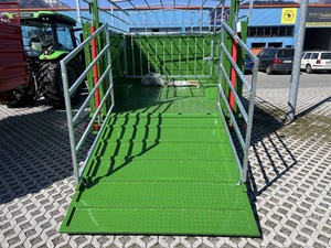 Remorque pour bétail verte à essieu simple avec escalier hydraulique pour le transport de bovins, ovins, porcins et équins - Product Image 5
