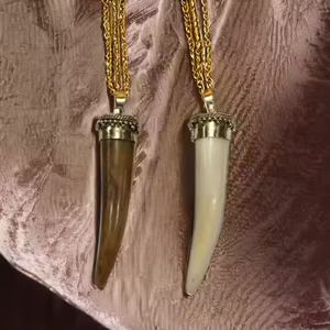 Collier pendentif en os en forme de froid unique Bijoux en résine Accessoire fait à la main pour le streetwear décontracté Fournisseur indien - Product Image 3