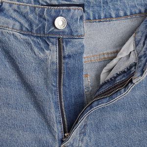 Shorts en jean décontractés pour hommes - Coton et élasthanne extensibles, taille mi-haute, braguette zippée, coupe large, finition délavée et marque privée disponible - Product Image 4