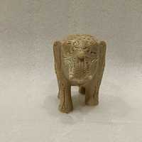 Statue d'éléphant en marbre vert artisanal, tronc levé, style filigrane animalier, sculpture décorative en pierre avec design sous-coupé élégant