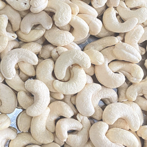 Vente en gros de noix de cajou crues W180 W240 Vietnam noix de cajou W320 boîte en fer blanc 20Kg Santigo Viet Nam prix bon marché, emballage OEM ODM - Product Image 1