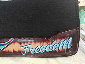 Almohadilla de sillín de fieltro sintético para carreras de caballos hecha a medida al por mayor, logotipo de cuero impreso fácilmente personalizado, estilo occidental, OEM disponible - Product Image 3