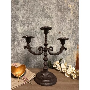 Candelabros de 3 brazos negros de estilo antiguo disponibles en bronce con detalles intrincados para una decoración clásica, ambiente perfecto para la sala de estar - Product Image 5