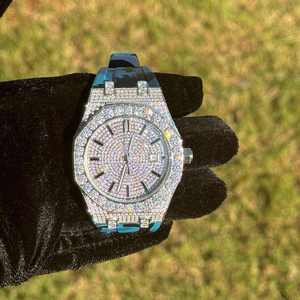 Reloj de Lujo Personalizado con Esfera de Cristal Antiguo, Diamantes Moissanite, Resistente al Agua, de Acero Inoxidable, Completamente Engastado, Correa Ancha de Goma Azul - Product Image 1