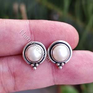 Pendientes de Perlas de Agua Dulce y Rubíes, Joyería Minimalista Hecha a Mano en Plata de Ley, Regalo de Cumpleaños, Aniversario o Navidad para Ella - Product Image 3