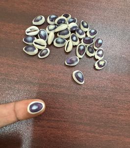 Mini conchas de cauri moradas hechas a medida con agujero para diseñadores de joyas y fabricantes de cinturones - Product Image 6