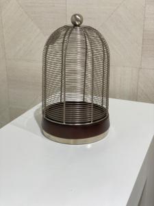 ขาตั้งโลหะทรงรีสีเงินเคลือบเงาพร้อมฐานไม้สำหรับอาหารและเค้ก - Product Image 3