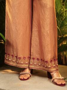 Tenue de soirée pour femmes, ensemble salwar en velours brodé, costume ethnique de créateur avec travail lourd sur le yoke, évacuation de l'humidité pour femmes - Product Image 4