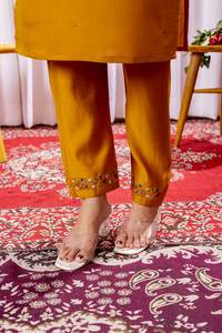 Salwar Kameez traditionnel jaune moutarde à coupe droite avec dupatta à imprimé numérique contrasté et broderie ethnique - Product Image 5