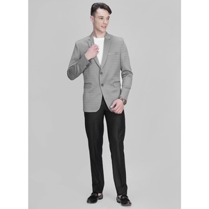 Veste de costume pour homme en polyester gris clair, coupe ajustée, légère, pour événements d'entreprise et tenue formelle, en vente - Product Image 1