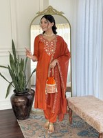 TV Serial Actrice Style Attrayant Bonne Qualité Orange Couleur Pure Chinon Robe Kurti En Soie Pour La Vente En Gros Sur Le Marché Indien