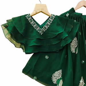 Choli Lehenga à étages vert de Shoryam Fashion Designer pour filles |   Ensemble de vêtements ethniques pour enfants, longueur au sol, traditionnel d'Asie du Sud - Product Image 2
