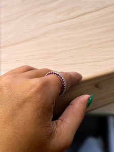 Anillo de Eternidad Completo de Platino de Lujo con Tres Lados de Diamantes (Naturales) y Detalles de Rubí para Bodas y Aniversarios - Product Image 2