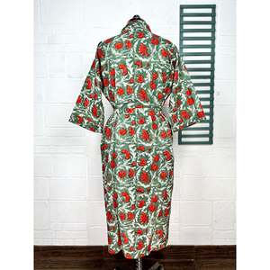 Bata de Casa Ligera de Algodón Estilo Boho-Kimono con Estampado de Mariposas y Flores Hecho a Mano en India, Ideal como Cubrebaño - Product Image 5