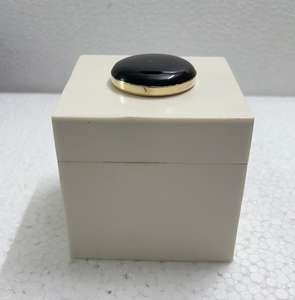 Boîte décorative en os de conception marocaine Boîtes sculptées à la main en résine Dernière boîte en incrustation d'os Cadeau et bijoux Os personnalisé par Lametierartz - Product Image 1