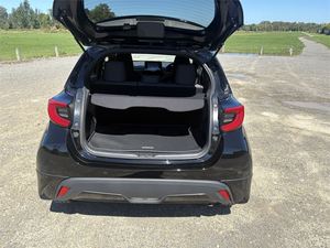 Compre Ahora Autos Usados: <span class=keywords><strong>Toyota</strong></span> <span class=keywords><strong>Yaris</strong></span> 1.5 Híbrido Z <span class=keywords><strong>2022</strong></span>, 5 Puertas, Hatchback, CVT, 4x4, Sedán, Listo para Enviar - Product Image 2