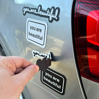 Panneau magnétique imprimé laminé personnalisé avec logo automatique découpé en vinyle Panneau magnétique promotionnel pour camionnette magnétique pour camions