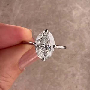 Anillo de Compromiso con Diamante Ovalado de 2.50ct Cultivado en Laboratorio, Certificado IGI, en Oro Blanco para Mujer - Product Image 1