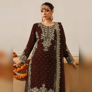 Ensemble salwar kameez en coton exclusif avec un haut et un bas ornés de broderies lourdes et un dupatta assorti pour les sorties décontractées, livraison mondiale - Product Image 2